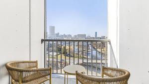 2 Stühle und ein Tisch auf einem Balkon mit Aussicht in der Unterkunft Landing Modern Apartment with Amazing Amenities ID1805X70 in Indianapolis