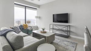 sala de estar con sofá y TV en Landing Modern Apartment with Amazing Amenities (ID1801X69), en Birmingham