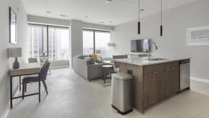 Kuchyňa alebo kuchynka v ubytovaní Landing Modern Apartment with Amazing Amenities (ID1801X69)