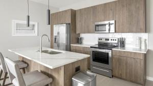 Een keuken of kitchenette bij Landing Modern Apartment with Amazing Amenities (ID1801X69)