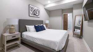 Ліжко або ліжка в номері Landing Modern Apartment with Amazing Amenities ID1801X71