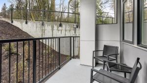 ポートランドにあるLanding Modern Apartment with Amazing Amenities ID1803X01の柵の横のベランダに座る椅子