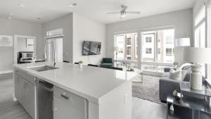 een keuken met een wastafel en een woonkamer bij Landing Modern Apartment with Amazing Amenities (ID1802X54) in Austin