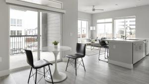 een keuken en eetkamer met een tafel en stoelen bij Landing Modern Apartment with Amazing Amenities (ID1802X54) in Austin