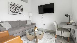 sala de estar con sofá y mesa en Landing Modern Apartment with Amazing Amenities ID1803X14, en Houston