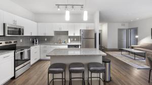 una cocina con una isla con taburetes en Landing Modern Apartment with Amazing Amenities (ID1802X99), en Haltom City