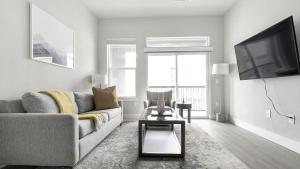 een woonkamer met een bank en een tv bij Landing Modern Apartment with Amazing Amenities (ID1802X53) in Austin