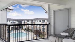 balcón con vistas a la piscina en Landing Modern Apartment with Amazing Amenities (ID1802X99), en Haltom City