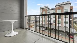 een balkon met een tafel en uitzicht op een gebouw bij Landing Modern Apartment with Amazing Amenities (ID1802X53) in Austin