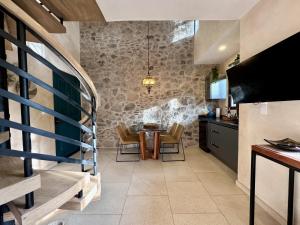 eine Küche und ein Esszimmer mit einem Tisch und Stühlen in der Unterkunft Loft Amalfi en Val'Quirico in Santeagueda