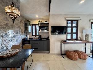 cocina con mesa de comedor y encimera en Loft Amalfi en Val'Quirico, en Santeagueda