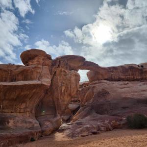 um arco numa formação rochosa no deserto em Desert Dream Camp em Wadi Rum