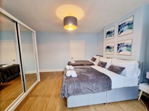 a bedroom with a large bed in a room at Stylish 2 Bedroom Apartment Sleeps 5 - 3 mins walk to Mile End Station in London