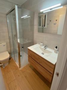 un bagno con lavandino, doccia e WC di Sitges Best Holidays Apartment a Sitges