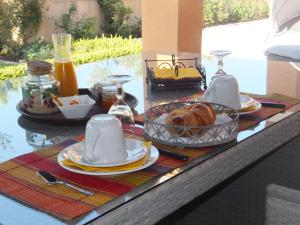 - Mesa con desayuno de té y cruasán en Les Lavandes, en Alleins