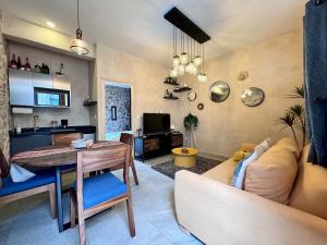 sala de estar con mesa y sofá en Loft El Anhelo en Val'Quirico, en Santeagueda