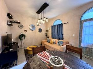 sala de estar con sofá y mesa en Loft El Anhelo en Val'Quirico, en Santeagueda