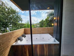 Ένα μπάνιο στο LIV 37 Apartments +231 φωτογραφίες