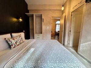 1 dormitorio con 1 cama grande en una habitación en Loft El Anhelo en Val'Quirico, en Santeagueda