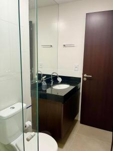 W łazience znajduje się umywalka, toaleta i lustro. w obiekcie LIV 404 - Maceió - Ponta Verde w mieście Maceió