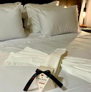 ein weißes Bett mit Krawatte darüber in der Unterkunft LIV 404 - Maceió - Ponta Verde in Maceió