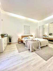 1 dormitorio con 2 camas y espejo en James Bond Apartment old town, en Bratislava