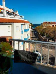 uma varanda com vista para uma rua em ApartiaBeach Apartamentos em Alcossebre