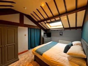 um quarto com uma cama grande num quarto em Station Inn B&B em Kendal