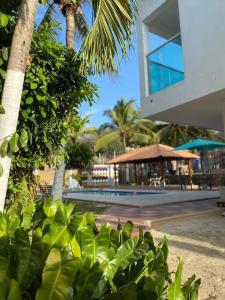 vista su un resort con piscina e un edificio di Palma House - Cabaña con piscina a Tubará
