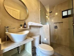 ein Badezimmer mit einem Waschbecken, einem WC und einem Spiegel in der Unterkunft Loft Venezia II Val'Quirico 4Pax, terraza privada in Santeagueda