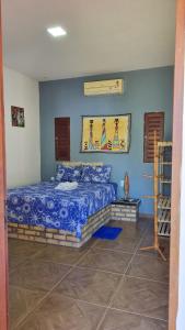 ein Schlafzimmer mit einem Bett in einem Zimmer in der Unterkunft Pousada Brasil in São Miguel do Gostoso