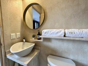 La salle de bains est pourvue d'un lavabo et d'un miroir. dans l'établissement Loft Venezia en Val'Quirico 3Rec, Terraza privada, à Santeagueda