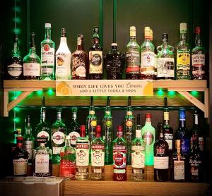 un estante lleno de botellas de alcohol en Station Inn B&B en Kendal