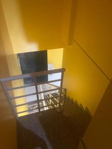 einen Blick über eine Treppe in einem gelben Zimmer in der Unterkunft Casa traineras in Arraial do Cabo