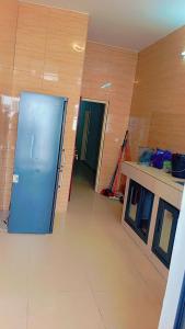 an empty room with a blue door in a building at Timba Miché04 in Cotonou