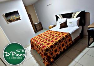 une chambre d'hôtel avec un lit dans une chambre dans l'établissement HOTEL D'PIERO MARCONA, à San Juan