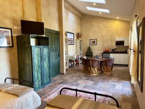 TV in/ali zabaviščno središče v nastanitvi Loft El Tapatío en Val'Quirico