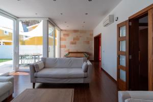 Posedenie v ubytovaní VILLA HOUSES - Villa alta calidad con piscina y jardín