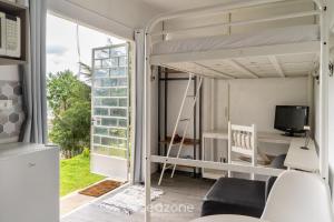 a room with a bunk bed and a window at RNN - Cabanas estilo Tiny House in Campos do Jordão