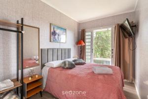 a bedroom with a large bed and a window at RNN - Cabanas estilo Tiny House in Campos do Jordão