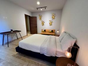Postel nebo postele na pokoji v ubytování Loft Napoli en Val'Quirico 3 Recamaras