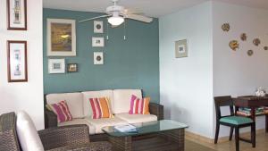 uma sala de estar com um sofá e uma mesa em Sandy Cove em Río Grande