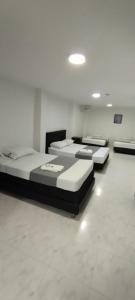 Un pat sau paturi într-o cameră la Hotel Paradise Lleras
