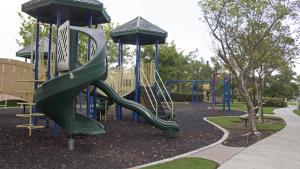 um parque infantil com escorrega num parque em Sandy Cove em Río Grande
