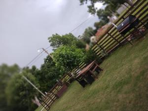 2 bancs de parc assis dans un champ herbeux dans l'établissement Amapola, à Balneario Mar Chiquita