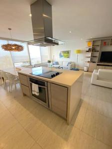 eine Küche mit einem Kochfeld im Zimmer in der Unterkunft Apartamento frente al Mar Cartagena in Cartagena de Indias