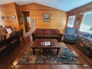 Зона вітальні в Bear Escapes II Affordable Luxury Cabin