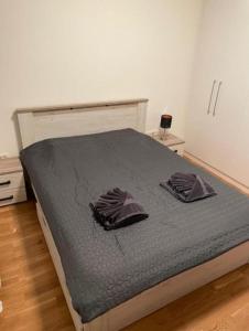 um quarto com uma cama com duas almofadas em Belgrade Waterfront XL em Sajmište