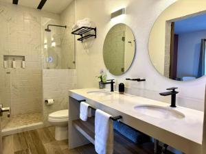 een badkamer met 2 wastafels en een spiegel bij Loft Chianti en Val'Quirico in Santeagueda