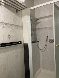 bagno con doccia e porta in vetro di Monolocale a 200 mt stazione a Napoli